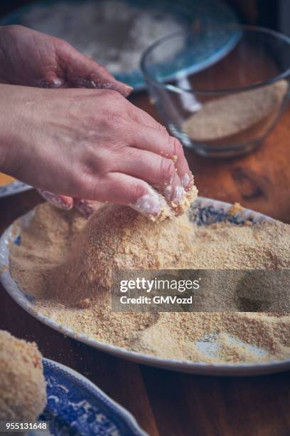 voorbereiding van de britse scotch eieren - scotch egg stockfoto's en -beelden