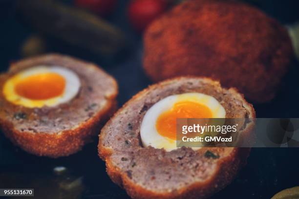 zelfgemaakte britse scotch eieren - scotch egg stockfoto's en -beelden