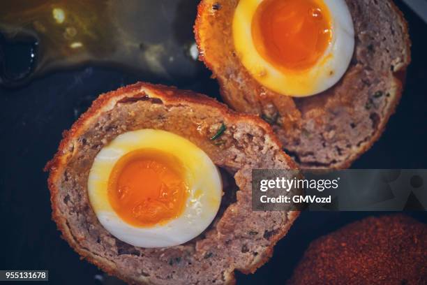 zelfgemaakte britse scotch eieren - scotch egg stockfoto's en -beelden