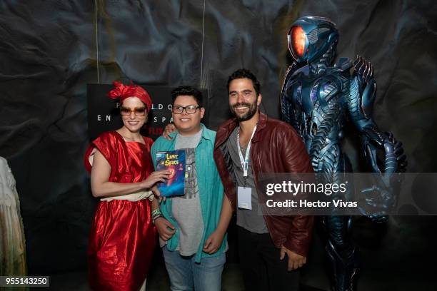 Parker Posey and Ignacio Serricchio pose with a fan during the ConqueCon Queretaro 2018 at Queretaro Centro de Congresos on May 04, 2018 in...