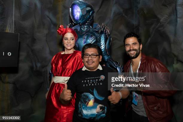Parker Posey and Ignacio Serricchio pose with a fan during the ConqueCon Queretaro 2018 at Queretaro Centro de Congresos on May 04, 2018 in...