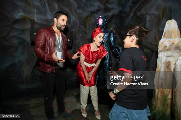 Parker Posey and Ignacio Serricchio receive a fan during the ConqueCon Queretaro 2018 at Queretaro Centro de Congresos on May 04, 2018 in Queretaro,...