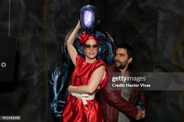 Parker Posey and Ignacio Serricchio pose during the ConqueCon Queretaro 2018 at Queretaro Centro de Congresos on May 04, 2018 in Queretaro, Mexico.