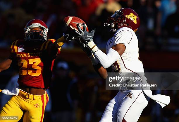 Wide receiver Da'Jon McKnight of the Minnesota Golden Gophers makes a 41 yard reception past Leonard Johnson of the Iowa State Cyclones during the...