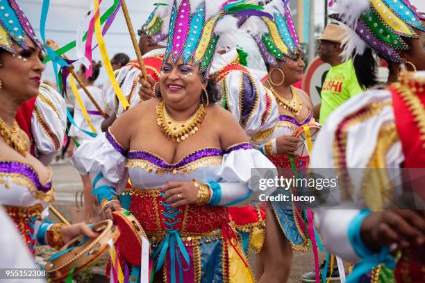 evento de celebração do carnaval em curaçao, mulher dançando no desfile - carnival celebration event - fotografias e filmes do acervo