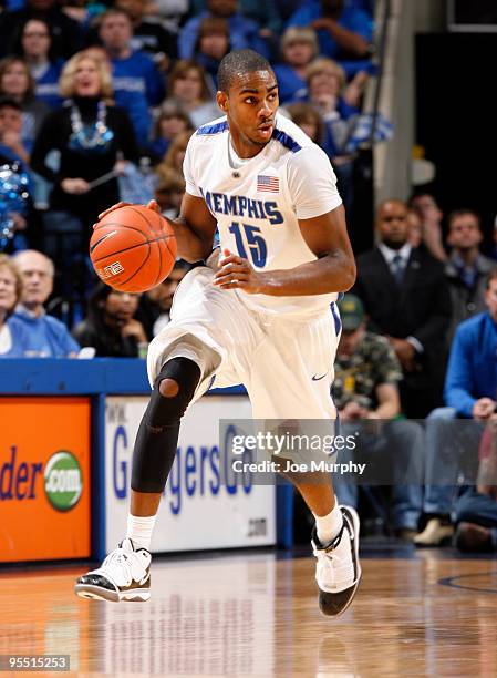 Elliot Williams of the Memphis Tigers brings the ball upcourt against the Tennessee Volunteers on December 31, 2009 at FedExForum in Memphis,...