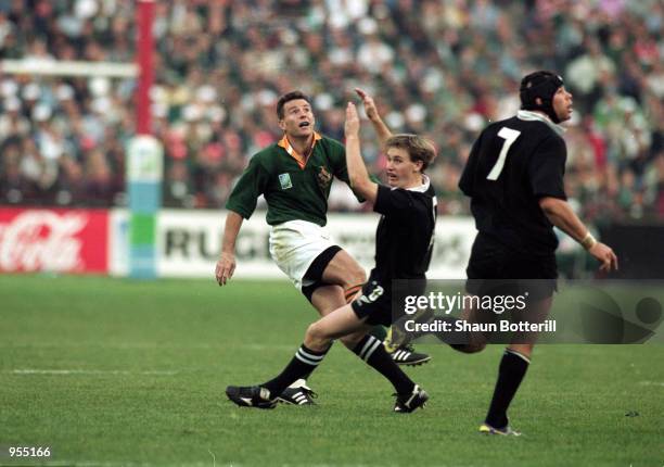 Joel Stransky of South Africa scores the winning drop goal during the 1995 World Cup final match against New Zealand played at Ellis Park, in...