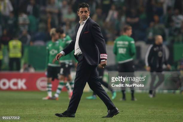 Benfica's coach Rui Vitoria looks on during the Portuguese League football match between Sporting CP and SL Benfica at Alvalade Stadium in Lisbon on...