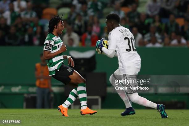 Benfica's Portuguese goalkeeper Bruno Varela vies with Sporting's forward Gelson Martins from Portugal during the Primeira Liga football match...