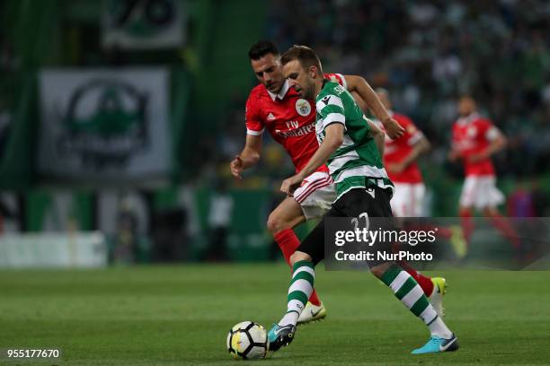 Sporting's midfielder Misic of Croatia vies with Benfica's Greek midfielder Andreas Samaris during the Primeira Liga football match Sporting CP vs SL...