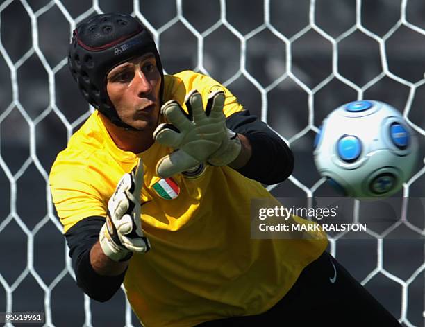 Inter Milan goalkeeper Francesco Toldo trains at the Rose Bowl on the eve of their game against Chelsea, in Los Angeles on July 20, 2009. AFP...