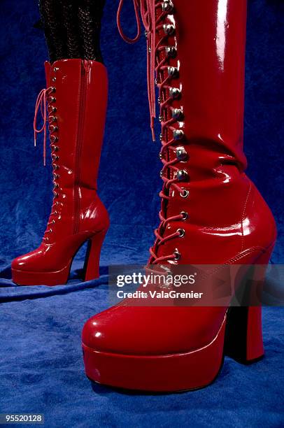 chaussures rouge brillant plate-forme. - platform shoe photos et images de collection