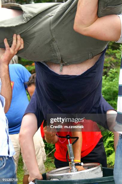 bier handstand auf bierfass 2 - college party stock-fotos und bilder