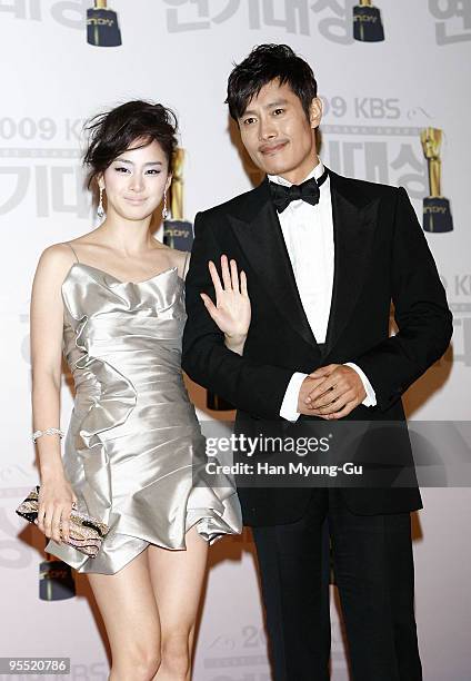 Actor Lee Byeng-Hun and actress Kim Tae-Hee pose on the red carpet of the 2009 KBS Drama Awards at KBS Hall on December 31, 2009 in Seoul, South...