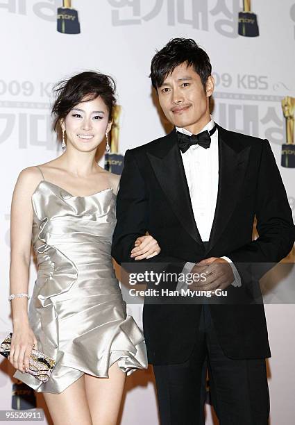 Actor Lee Byeng-Hun and actress Kim Tae-Hee poses on the red carpet of the 2009 KBS Drama Awards at KBS Hall on December 31, 2009 in Seoul, South...
