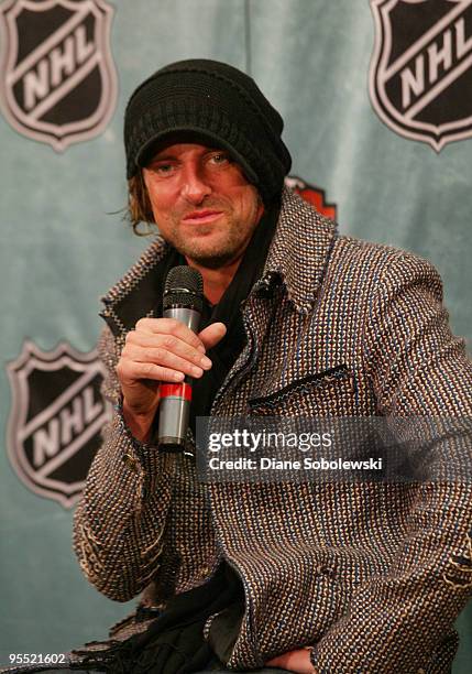 Grammy-nominated singer/songwriter Daniel Powter speaks before the game between the Boston Bruins and the Philadelphia Flyers during the 2010...