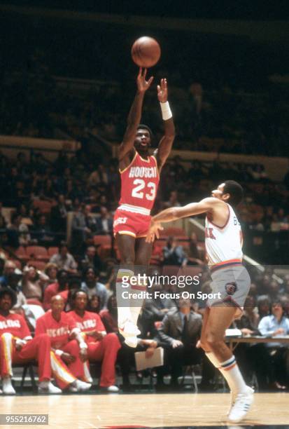 Calvin Murphy of the Houston Rockets shoots over Butch Beard of the New York Knicks during an NBA basketball game circa 1979 at Madison Square Garden...