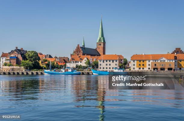 view of the helsingor harbourfront with the tower of saint olaf's church rising over the town roofs, helsingør, zealand, denmark - helsingor 個照片及圖片檔