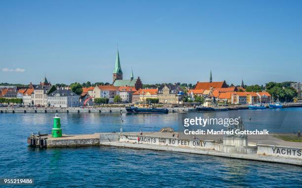 entrance to the port of helsingør with the heracles and hydra bronce sculpture on the harbour wall, against the backdrop of the helsingor harbourfront, helsingør, zealand, denmark - frederiksborg castle stockfoto's en -beelden