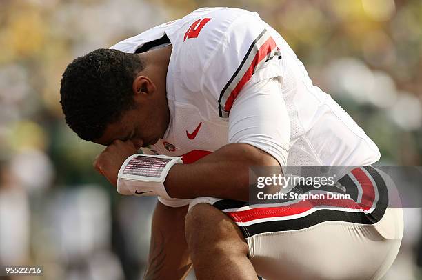 Quarterback Terrelle Pryor of the Ohio State Buckeyes prays before the game against the Oregon Ducks at the 96th Rose Bowl game on January 1, 2010 in...
