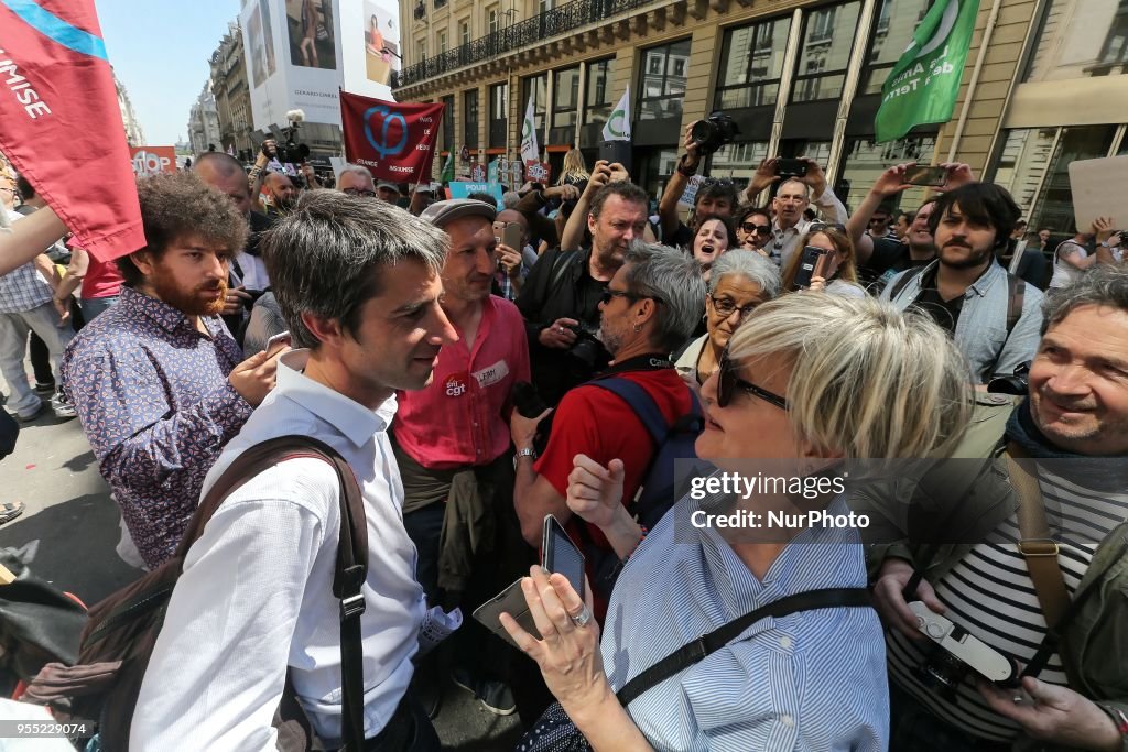 Protest Dubbed A &quot;Party for Macron&quot; In Paris
