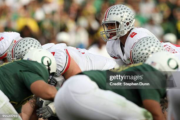 Quarterback Terrelle Pryor of the Ohio State Buckeyes goes under center against the Oregon Ducks during the 96th Rose Bowl game on January 1, 2010 in...