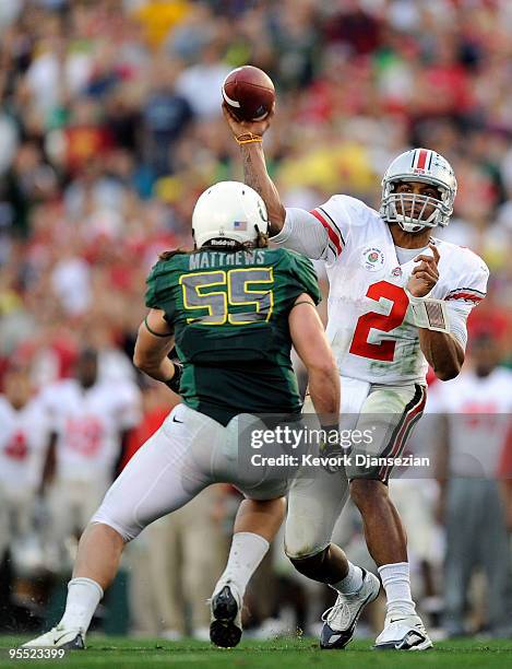 Quarterback Terrelle Pryor of the Ohio State Buckeyes attepts a pass against the Oregon Ducks during the 96th Rose Bowl game on January 1, 2010 in...