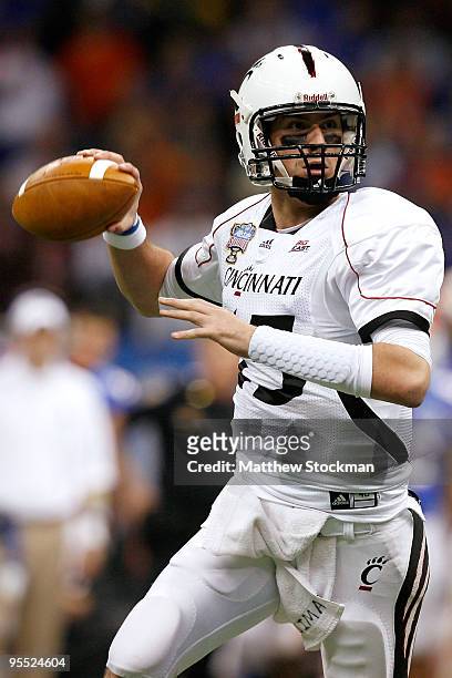 Quarterback Tony Pike of the Cincinnati Bearcats throws the ball against the Florida Gators during the Allstate Sugar Bowl at the Louisana Superdome...