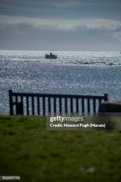 coastal island town: land & seascape - insel st marys island stock-fotos und bilder