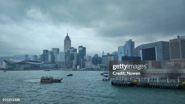 hong kong skyline - centro de convenção e exposição de hong kong - fotografias e filmes do acervo