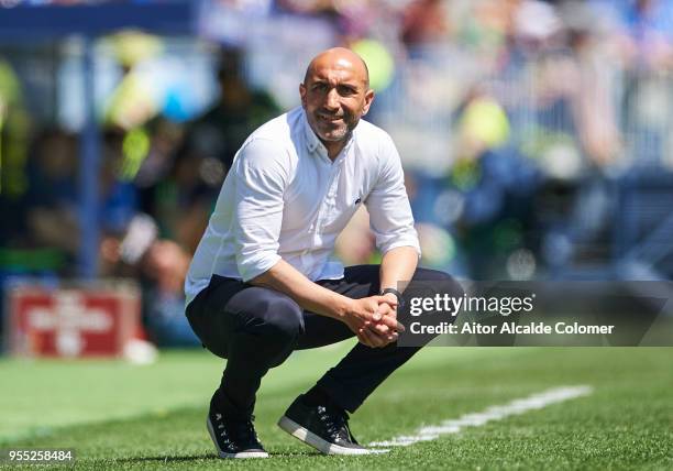 Head coach Abelardo Fernandez of Deportivo Alaves reacts during the La Liga match between Malaga and Deportivo Alaves at Estadio La Rosaleda on May...