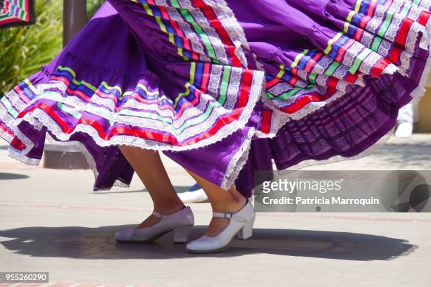 colorful mexican folklorico dancer - ��民族舞踊 ストックフォトと画像