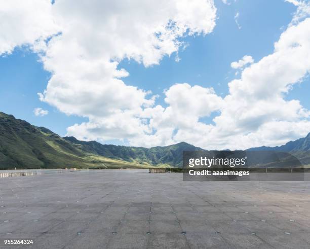 empty car park front of range of mountains - front range mountain range stock pictures, royalty-free photos & images