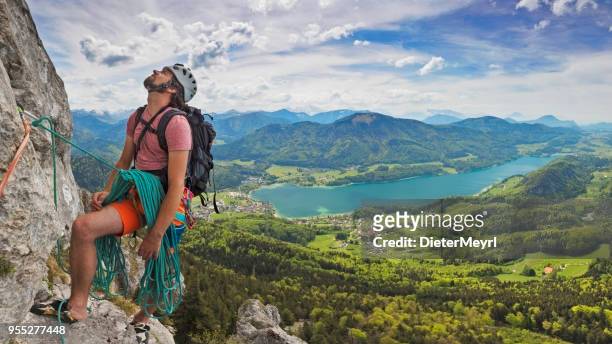 moutain klimmer bij schober mountain, lake fuschl, fuschlsee - fuschlsee stockfoto's en -beelden