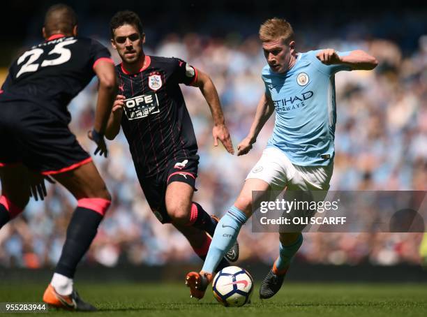 Huddersfield Town's English defender Tommy Smith vies with Manchester City's Belgian midfielder Kevin De Bruyne during the English Premier League...