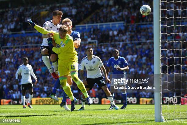 Tom Cairney of Fulham scores a goal during the Sky Bet Championship match between Birmingham City and Fulham at St Andrews on May 6, 2018 in...