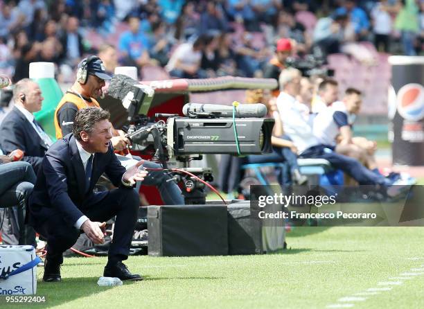 Coach of Torino FC Walter Mazzarri gestures during the serie A match between SSC Napoli and Torino FC at Stadio San Paolo on May 6, 2018 in Naples,...