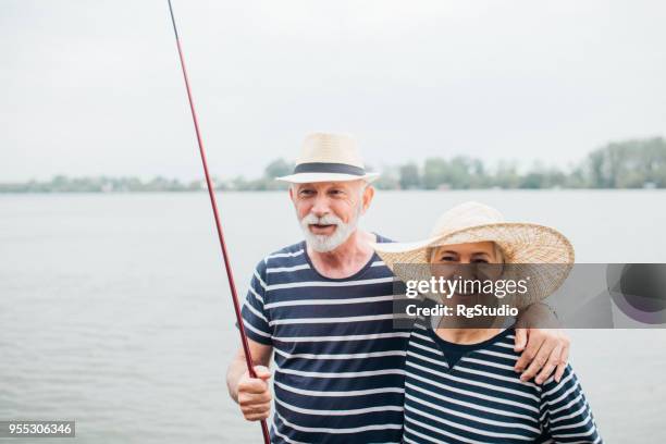 volwassen vissen paar knuffelen - lakeshore stockfoto's en -beelden