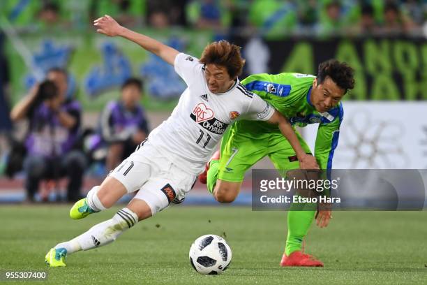 Naoki Ishihara of Vegalta Sendai and Tsukasa Umesaki of Shonan Bellmare compete for the ball during the J.League J1 match between Shonan Bellmare and...