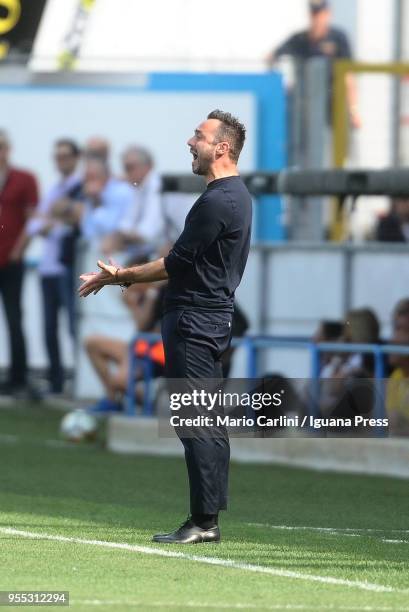 Roberto De Zerbi head coach of Benevento Calcio reacts during the serie A match between Spal and Benevento Calcio at Stadio Paolo Mazza on May 6,...