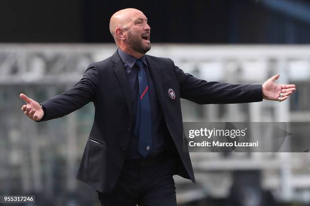 Crotone coach Walter Zenga shouts to his players during the serie A match between AC Chievo Verona and FC Crotone at Stadio Marc'Antonio Bentegodi on...