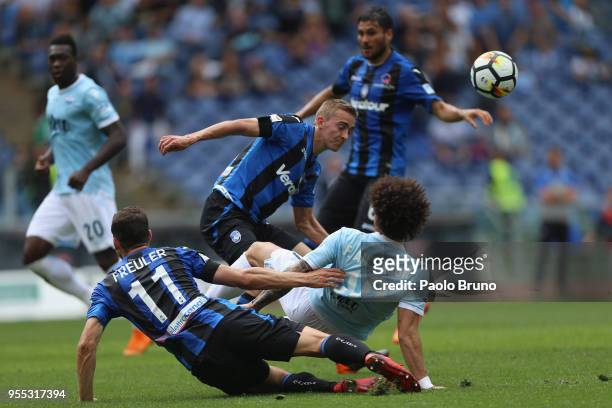 Felipe Anderson of SS Lazio competes for the ball with Atalanta BC players during the Serie A match between SS Lazio and Atalanta BC at Stadio...