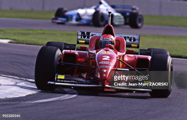 Le pilote nord-irlandais Eddie Irvine, au volant de la Ferrari 046 pendant la 2e séance d'essais libres du Grand-Prix de San Marin à Imola le 4 mai...