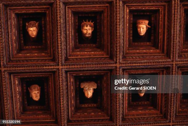 Plafond à caissons du château du Wawel à Cracovie, en octobre 1979, Pologne.