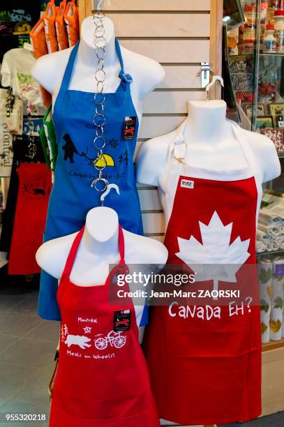 Commerce de vêtements et de souvenirs pour les touristes, dans le marché Bonsecours, ancien marché public, construit entre 1844 et 1852 d'après les...