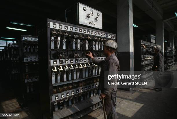 Recharge des batteries des lampes frontales dans la mine de charbon de Staszic à Katowice, en octobre 1985, Pologne.