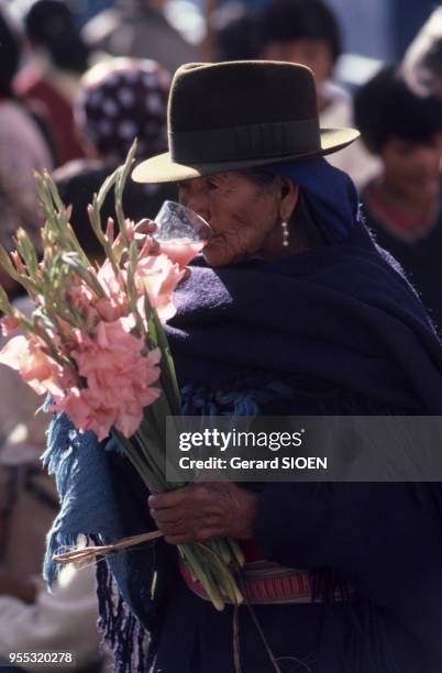 Femme âgée sur le marché à Quito, en février 1980, Equateur.