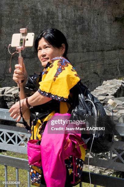Une touriste se photographie avec son téléphone portable à Québec au Canada, le 4 juin 2017.