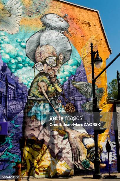 Fresque de street art réalisée par l'artiste canadien A'Shop à l'angle de l'avenue des pins et du boulevard Saint-Laurent, quartier du...
