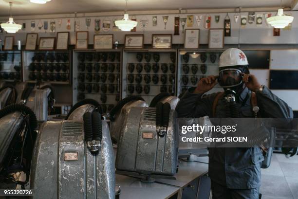 Bureau du service de la sécurité dans l'usine de charbon de Staszic à Katowice, en octobre 1985, Pologne.